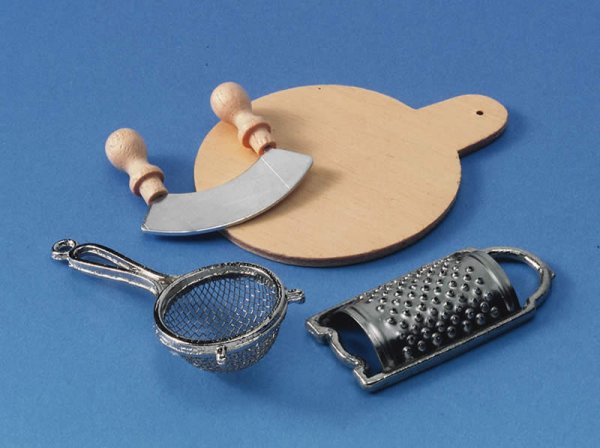 1/12サイズのドールハウス用ミニチュアまな板・チーズ グレーター（おろし器）[・ストレーナー・チョッパー　セットです