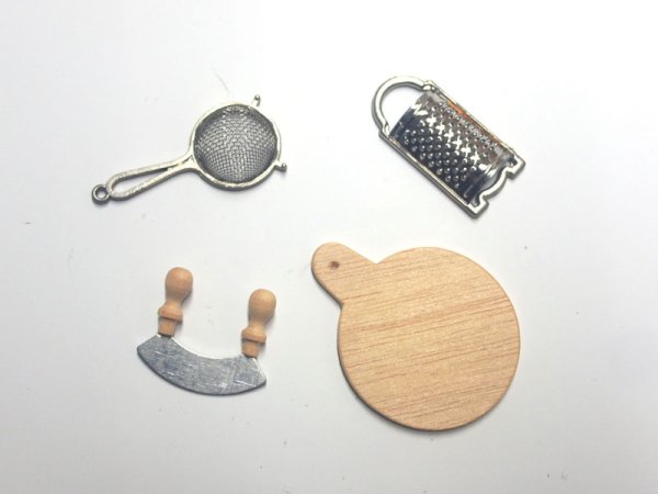 1/12サイズのドールハウス用ミニチュアまな板・チーズ グレーター（おろし器）[・ストレーナー・チョッパー　セットです