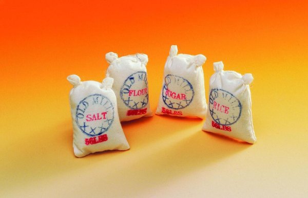 1/12サイズのドールハウス用ミニチュアフードサック4個セット、小麦粉・砂糖・塩・米です