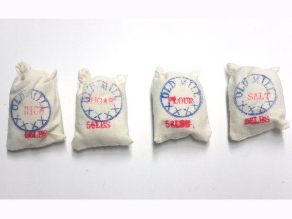 1/12サイズのドールハウス用ミニチュアフードサック4個セット、小麦粉・砂糖・塩・米です