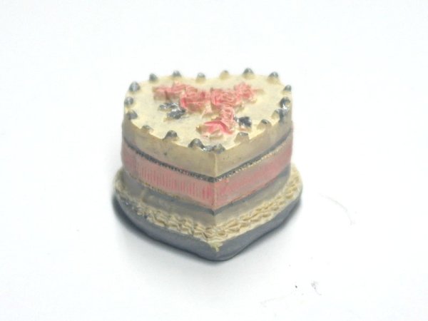 1/12サイズのドールハウス用ミニチュアハート　ケーキです
