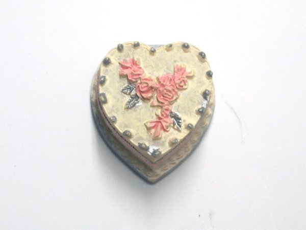 1/12サイズのドールハウス用ミニチュアハート　ケーキです