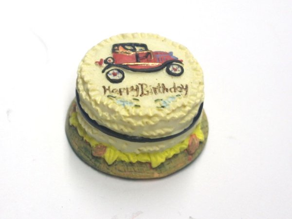 1/12サイズのドールハウス用ミニチュアバースディ　ケーキ　自動車です