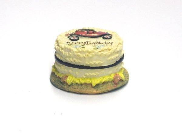 1/12サイズのドールハウス用ミニチュアバースディ　ケーキ　自動車です