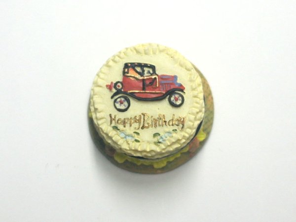 1/12サイズのドールハウス用ミニチュアバースディ　ケーキ　自動車です