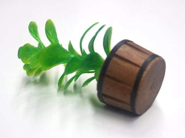 1/12サイズのドールハウス用ミニチュアゴムの木　シングル（1本）です