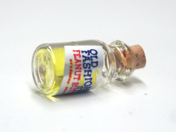 1/12サイズのドールハウス用ミニチュアピーナッツ・バター　＆　ストロベリー・ジャム　ジャーです