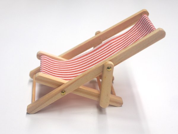 1/12サイズのドールハウス用ミニチュアデッキ・チェア　赤/白ストライプです
