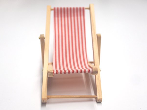 1/12サイズのドールハウス用ミニチュアデッキ・チェア　赤/白ストライプです
