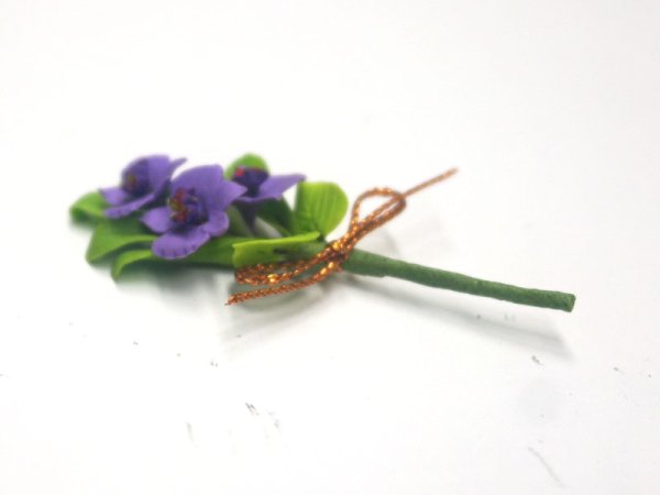 1/12サイズのドールハウス用ミニチュア花のブーケ（紫）です