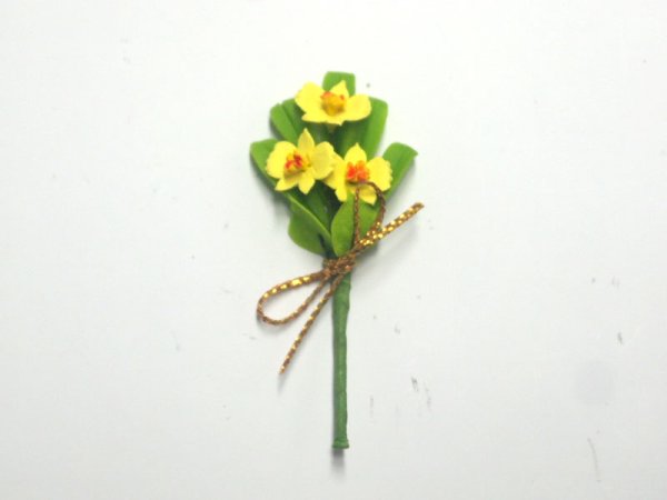 1/12サイズのドールハウス用ミニチュア花のブーケ（黄）です