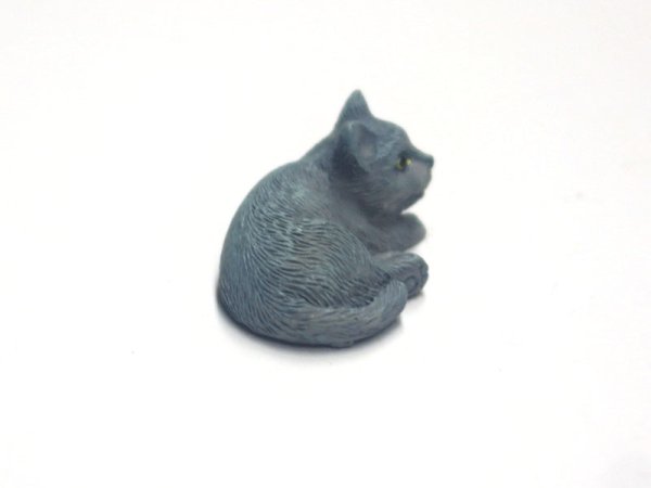 1/12サイズのドールハウス用ミニチュア猫　（グレイ　キャット）です