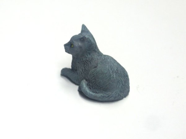 1/12サイズのドールハウス用ミニチュア猫　（グレイ　キャット）です