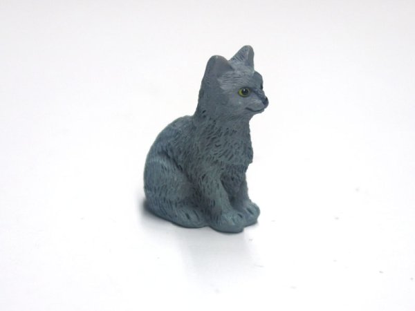 1/12サイズのドールハウス用ミニチュア猫　（グレイ　キャット）です