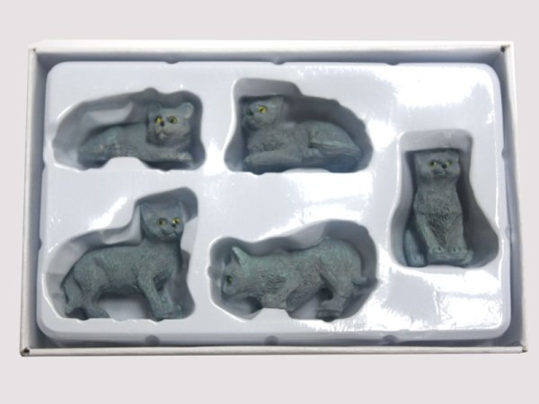 1/12サイズのドールハウス用ミニチュアグレイ　キャット　5匹セットです