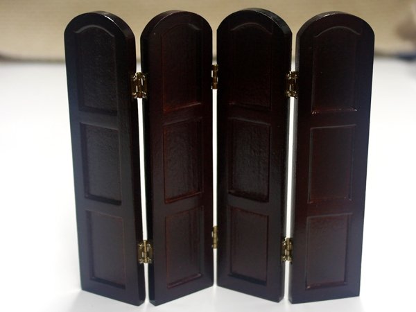 1/12サイズのドールハウス用ミニチュア4パネル　スクリーン　マホガニーです