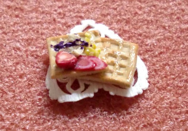 ミニチュア 1/12スケール  ワッフル　B　ドイリー付スィーツ/デザート98