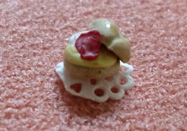 ミニチュア 1/12スケールストロベリー　シュークリーム　ドイリー付