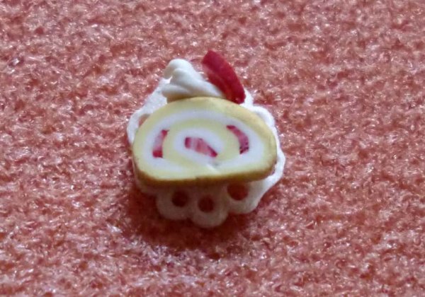 ミニチュア 1/12スケールストロベリー　ロール　A　ドイリー付