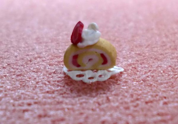 ミニチュア 1/12スケールストロベリー　ロール　A　ドイリー付