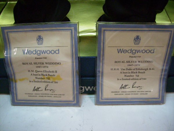 画像3: 英国王室 エリザベス銀婚式  Wedgewood ブラックバサルト 箱付き (3)