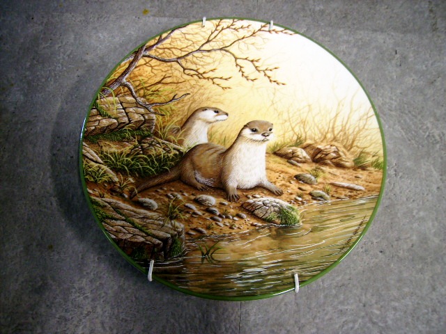 画像1: ロイヤルドルトン（Royal Doulton）　　ウォールプレート　Otter pair on a River Bank　箱付き　シリアルナンバー入り