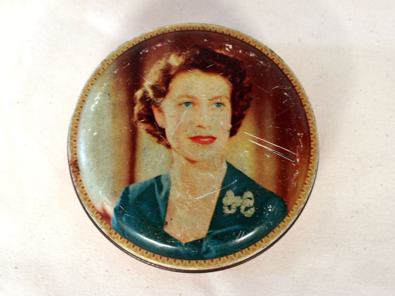 画像2: ビンテージ　ティン（缶）　1953年　エリザベス女王 QUEEN ELIZABETH II　CHOCOLATE
