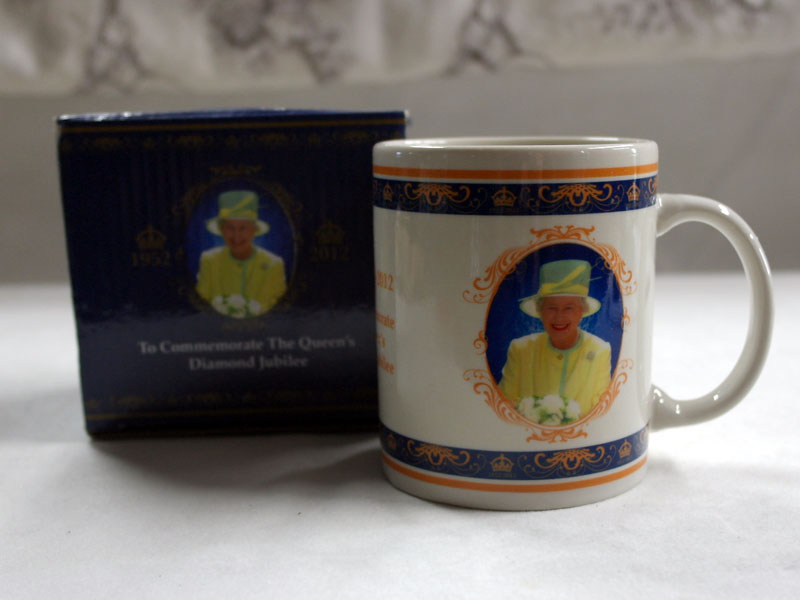 画像1: マグカップ　エリザベス女王 Elizabeth II の即位 60 年記念　新品