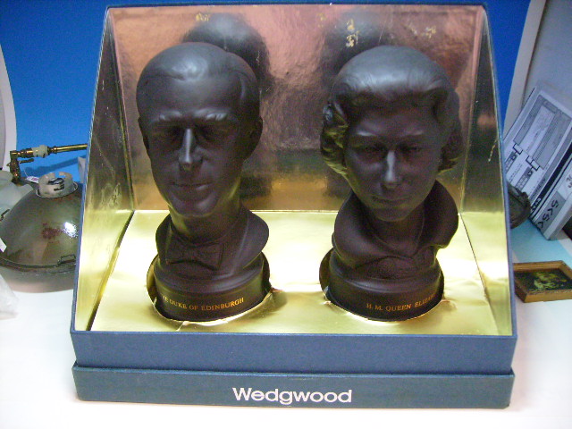 画像1: 英国王室　エリザベス銀婚式  Wedgewood　ブラックバサルト 箱付き